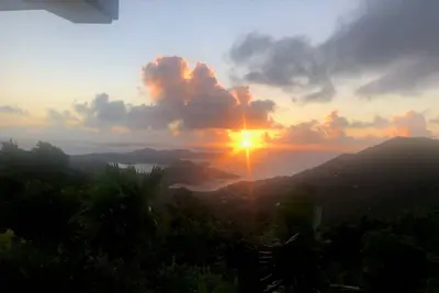 Image de Bay Rum Breeze 4 bedroom villa 3 full baths and 1 half bath. Great views.