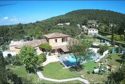 Image de Villa climatisée de, 3 chambres, 2 bains, avec piscine sur terrain clos.