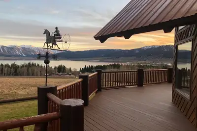 Image de Beautiful 5 Star Log Home On 26 Acres! Lake Views, Stocked Pond, 18 Miles To Ynp