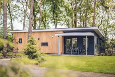 Image de Luxurious 4-person home surrounded by a beautiful wooded area.
