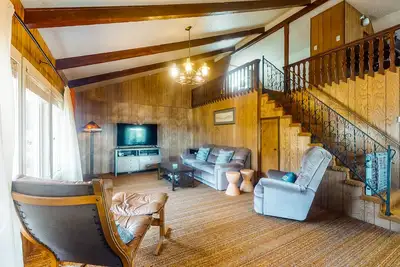 Image de Charming, dog-friendly getaway w/ a full kitchen & firepit - walk to the beach