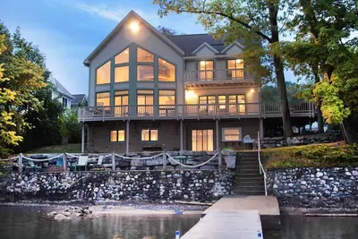 Image de Large Lakefront Lodge on Canandaigua Lake Sleeps 22 Guests!