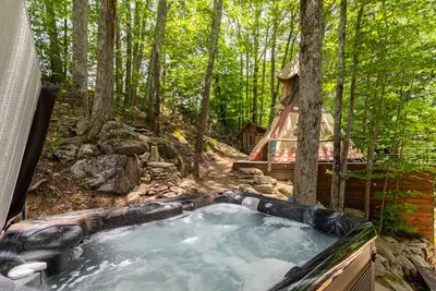 Image de Spirit Bear Tee-Pee Glamping Hotspot in Eagles Nest with hot tub!