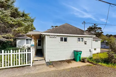Image de Centrally located home with lake views, private pool & spacious deck