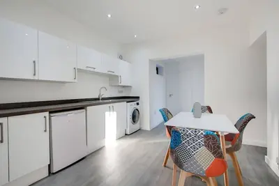 Image de 6 Bedroom Hmo Shared House Suitable For Contractors / Company Let