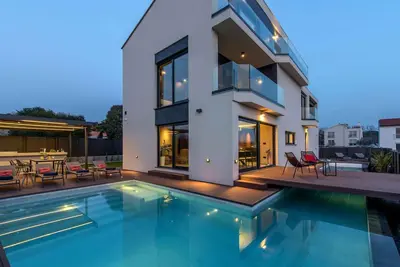 Image de Villa avec piscine près de la plage