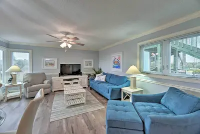 Image de Bright Emerald Isle Condo w/ Private Beach Access!