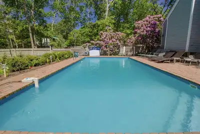 Image de Peaceful, Calm, Quiet make up this wonderful East Hampton House.