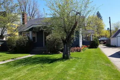 Image de Mid town/ downtown Bungalow. Fully furnished. great location to lake and shops