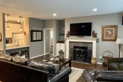 Image de Relaxing & Family-Friendly, lakeside condo w/ pool & balcony.