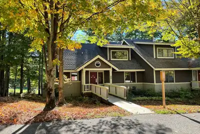 Image de The Ski & Tee - 5 bdrm condo on 18th fairway & steps from ski trail