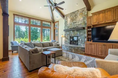 Suncadia 4 Bdrm Designer Golf Course Home with Private Spa & Game Room
