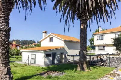 Image de Mera, casa con gran jardín a 300 metros de la playa.