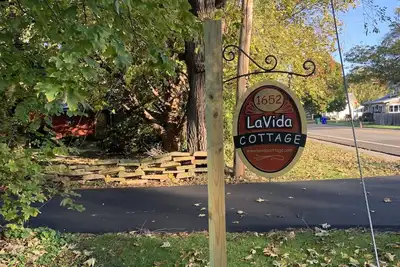 Image de LaVida Cottage vous accueille avec ses grands espaces verts privés.