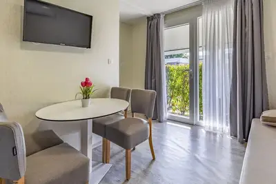 Image de Appartement dans une maison de vacances avec Wifi, climatisation, piscine, Tv, terrasse, parking