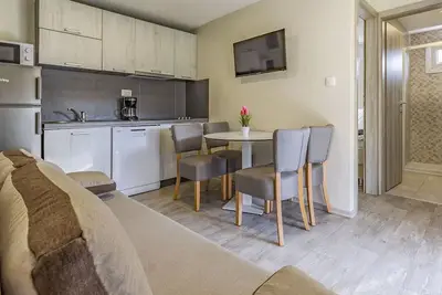 Image de Appartement dans une maison de vacances avec Wifi, climatisation, piscine, Tv, terrasse, parking