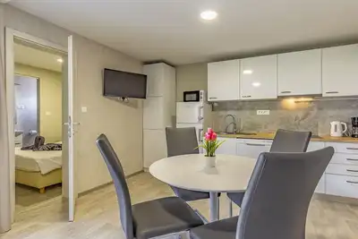 Image de Appartement dans une maison de vacances avec Wifi, piscine, climatisation, Tv, terrasse, parking