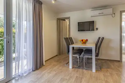 Image de Appartement dans une maison de vacances avec piscine, Wifi, climatisation, Tv, terrasse, parking
