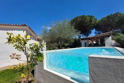 Image de Merveilleuse maison de vacances privée avec piscine privée, climatisation, Tv, patio et parking