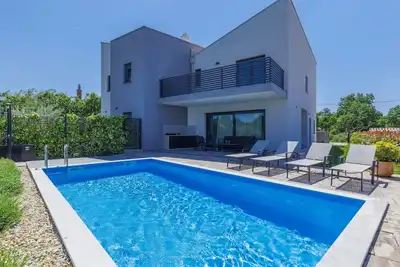 Image de Maison de vacances avec piscine privée, Wifi, climatisation, Tv, terrasse, animaux admis, parking