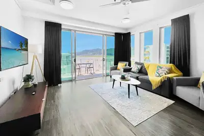 Image de '12' Top Floor Esplanade Apartment ~ 2br 2Bth Pool Gym Wifi