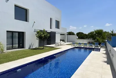 Image de Villa neuve de luxe avec piscine privée et vue magnifique sur la mer