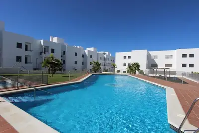 Charmante et moderne apparement avec balcon et vue mer, piscine près de la plage.