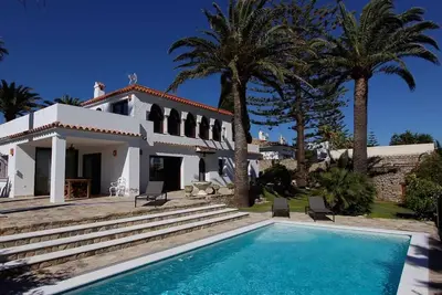 Image de Belle maison avec grand patio, piscine et vue sur mer, près de la plage