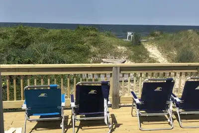 Beach Front on the Bay - Pet Friendly, WiFi, Parking, Large Water front Deck