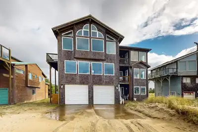 Image de Gorgeous waterfront home with ocean views, a furnished deck, & beach access