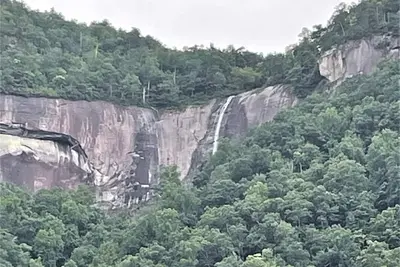Image de Lazy Lodge with Waterfall View. Perfect for family, deck, pool table, foosball.