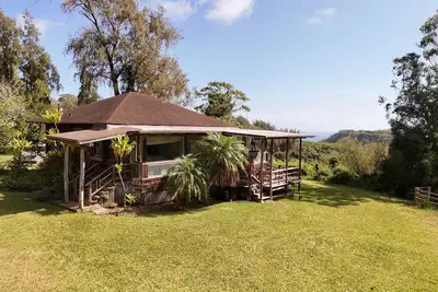 Image de Rustic retreat with panoramic views, tropical gardens, & biodynamic produce!