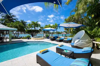 Kaiku: Gated Villa w\/Private Pool, Heated Spa, Jet Ski Dock + Guesthouse