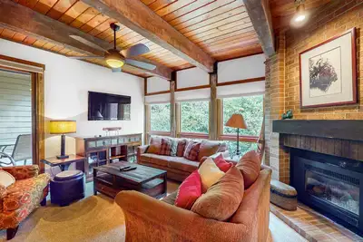 Image de Inviting condo 1 block from gondola with pool, hot tubs & washer/dryer