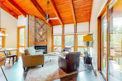 Image de Top-floor condo with pool, hot tub, & W/D - 1 block to Steamboat mountain base