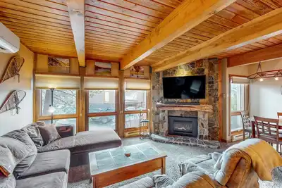 Image de 1st-floor Steamboat condo with pool, hot tub, fireplace & washer/dryer