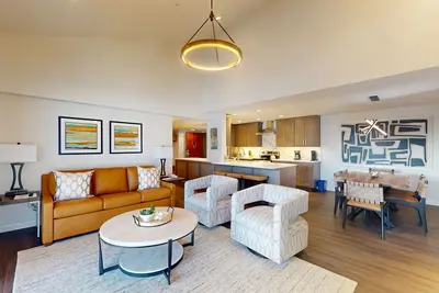 Image de Luxury remodel, ski in/out, top floor views + vaulted ceilings, pool/hot tubs