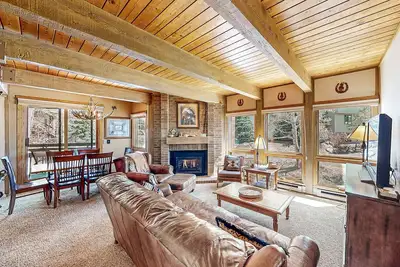 Image de Classic Steamboat lodge with hot tubs & pool - steps from gondola