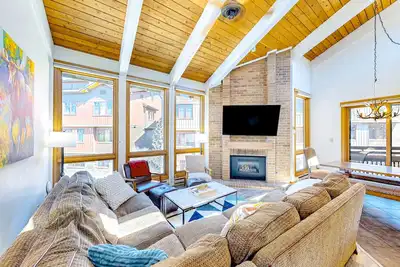 Image de Steamboat chalet 1 block from gondola with pool & hot tubs