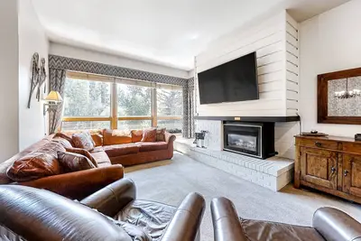 Image de Large, creekside condo w/ shared hot tubs - across the street from resort trails