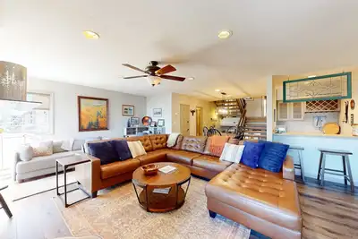 Image de Large updated condo with full kitchen & private balcony - near resort trails