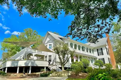 Image de Winter Getaway at the \"Gardenia\" Suite -Hottub, kayaks, fire pit, & lake access!