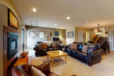Image de Homey mountain condo with deck, wet bar, 2 outdoor hot tubs