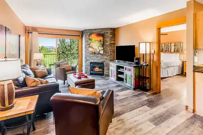 Image de Beautiful mountain lodging w/ private balcony, views & ski-in/ski-out access
