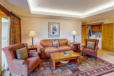 Image de Second floor condo with gas fireplace, WiFi, pool, and hot tub - walk to gondola