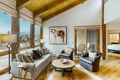 Image de Fully remodeled. Mid-century modern finishes. Top floor vaulted ceilings.