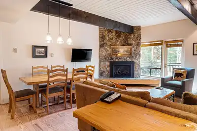 Image de Ski-In/Ski-Out Condo w/ Fireplace, WiFi & Shared Hot Tub - Walk to Gondola