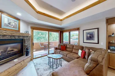 Image de Top-floor, corner condo w/ mountain views plus a shared pool & gym