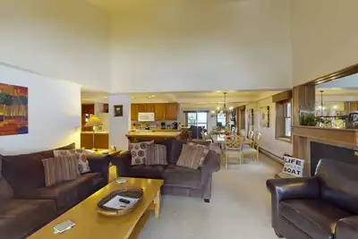 Image de Spacious dwelling with slope view, fireplace, balcony & shared resort facilities
