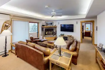 Image de Corner condo w/ shared pool & gym - 200 yards from the gondola
